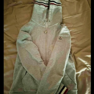Moncler hoodie - Säljer min moncler hoodie då den inte passar mig. Den har inga defekter och allt är helt. Den passar M och S. Pris går såklart att diskutera