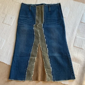 Lång jeanskjol - Super fräck längre jeanskjol som går över knäna. Sitter snyggt. Unik design. Storlek 38, säljer då den sällan kommer till användning 