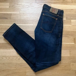 Nudie Jeans - Säljer nu ett par Nudie jeans i modellen Long John med färgen Dark Sparkles. Det är storlek W30 L32 och dem är i toppskick. Skriv i dm vid frågor eller funderingar!
