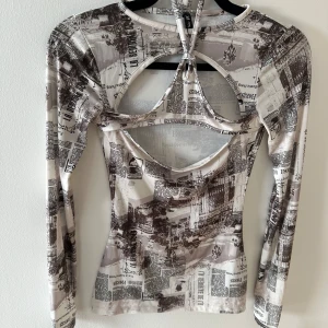 Långärmad topp med detaljer  - ASYOU - Topp med utskuren bandeau-ringning. Ny, aldrig använd, kom utan lappar/etiketter. (Två sista bilderna är lånade från Asos där den är köpt från).