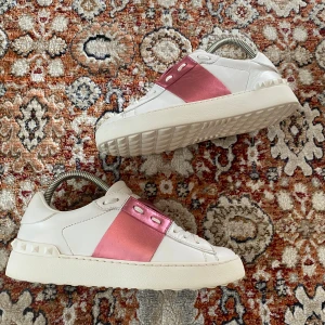 Valentino Skor - Hej! Säljer nu mina skor från märket Valentino , storlek 37, bra skick. Givetvis äkta, Tveka inte på att höra av dig om du har frågor eller funderingar kring skorna!