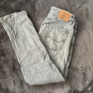 2 par Grå jeansbyxor - Snygga grå jeansbyxor med en klassisk femficksdesign. De har en ljusgrå tvätt och en läderpatch på baksidan av midjan. Perfekta för en avslappnad stil. Dessa sitter skönt och är nästan lite för små för mig men ville endå visa någorlunda hur de sitter på. Jeansen är ljusgrå och passar bra till våren och sommaren.