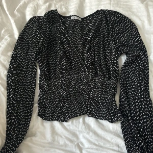 Prickig topp - Säljer min jätte söta topp ifrån zara! 