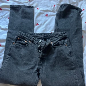 Svarta jeans från weekday - Snygga svarta raka jeans från weekday. Storlek 25/30. HAR INGA BILDER PÅ (då de är försmå). Använda lite men mycket bra skick. 120kr+frakt