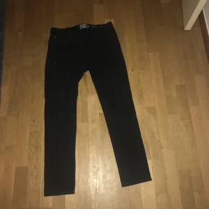 Svarta jeans från Dressmann - Snygga svarta jeans från Dressmann i en klassisk stil. Perfekta för en stilren look. De har en normal passform och är tillverkade i ett slitstarkt material. 10/10 sick ligger bara i min garderob inga fläckar eller hål