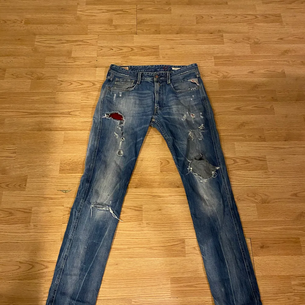 Ett par replay anbass med slitningar. Priset är inte hugget i sten. Tveka inte på att höra av dig vi minst lilla fundering. (OBS! hål och lagningar finns i jeansen. Hör av dig för mer info och bilder.). Farkut & Housut.