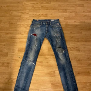 Replay anbass  - Ett par  replay anbass med slitningar. Priset är inte hugget i sten. Tveka inte på att höra av dig vi minst lilla fundering. (OBS! hål och lagningar finns i jeansen. Hör av dig  för mer info och bilder.)