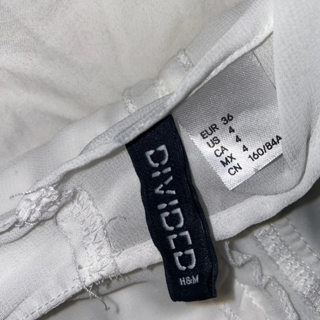 Vit klänning med spetsdetaljer - 4