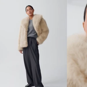 Beige pälsjacka - Säljer en supermjuk och fluffig beige pälsjacka. Jackan har en elegant design med långa ärmar och en klassisk passform. Perfekt för att hålla sig varm och stilren under kyliga dagar.  Använd en gång köpates för 900kr❤️