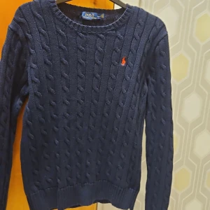 Ralph Lauren Kabel stickad tröja - En marinblå Ralph Lauren tröja som är i mycket bra skick.✨️✨️✨️