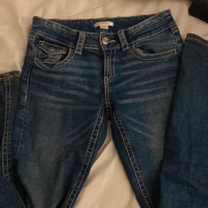 Blå jeans från Gina Tricot - Snygga blå jeans från Gina Tricot, är använda 1 gång för när jag köpte så köpte jag o fel storlek
