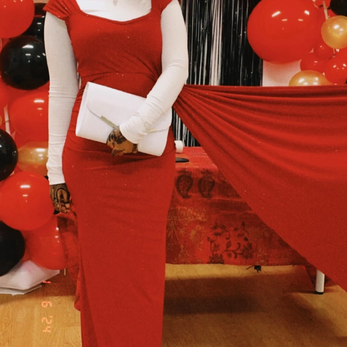 Röd glittrig långklänning