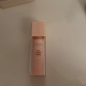 CAIA Red Carpet Prime - Säljer en CAIA Red Carpet Prime i en stilren rosa flaska med pumpfunktion. Ger ett fint glow. Använd några gånger🩷