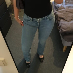 Low waist bootcut  - Low bootcut från gina, strl 40 och stretchigt material. Säljs för att de är lite för små för mig:( Kan absolut gå ner i pris vid en smidig affär💞