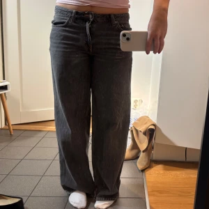 Grå jeans från Weekday - Säljer ett par grå jeans från Weekday med en loose passform. Byxorna har en låg midja och har en rak siluett.