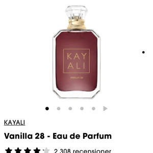 Vanilla 28 - Eau de Parfum från Kayali - Elegant parfymflaska med en djup rödbrun färg och gyllene detaljer. Doften Vanilla 28 från Kayali erbjuder en rik och varm vaniljton, perfekt för den som älskar söta och kryddiga dofter. Flaskan har en stilren design med en klar kristalliknande kork. Säljer då det inte var min doft, andats testad en gång 
