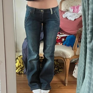 lågmidjade bootcut jeans - Snygga mörkblå bootcut jeans med låg midja och detalj på baksidan. Passar någon som är ca 164 cm 💕