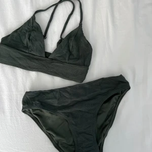 Grön ribbad bikini - Snygg grön ribbad bikini med justerbara axelband och hög midja. 