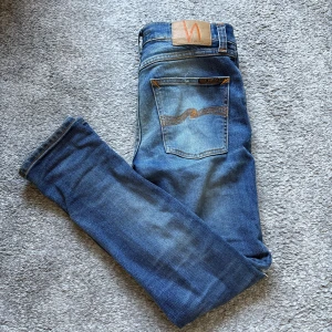 Nudie Jeans (27/30) - Säljer nu mina sjukt feta och unika nudie jeans med coola slitningar. De är i sjukt bra skick och är i storlek 25/28 men jag skulle absolut säga att de inte passar de utan att de snarare passar 27/30. Hör av dig vid funderingar!