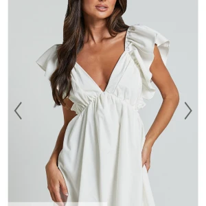 Vit klänning med volangdetaljer - säljer en jätte fin vit klänningen som man kan ha på student eller midsommar. helt oanvänd endast provad, säljer pga att den inte passade. 