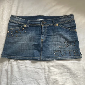 Lågmidjad jeanskjol - Supersnygg jeanskjol med nitar🤩🤩 passar strl m-l, superfint skick☺️