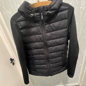 Polo ralph lauren cardigan - Fet cardigan från Ralph lauren, fint skick. Storlek S. Passar 170-175 ungefär. Perfekt vårjacka. Blivit för liten för mig, köpt för 3599