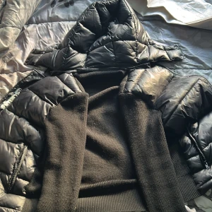 Sixties limited cardigan  - Snygg svart cardigan från sixties med stickade ärmar och huva. Jackan har dragkedja framtill och två praktiska fickor med dragkedjor. Perfekt för kyliga dagar när du vill hålla stilen. Perfekt för våren också, storlek M passar S. Limiterad cardigan. Jätte snygg och använd men inget är sönder allt är i fint skick. Pris kan alltid diskuteras!!!