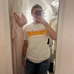 Vit t-shirt med tryck - Säljer en vit t-shirt från Thrasher🔥