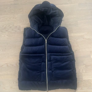 Vendiers mocka väst - Mycket fint skick | size M men passar S | följare får 100 kr rabbat | mycket limiterat plagg