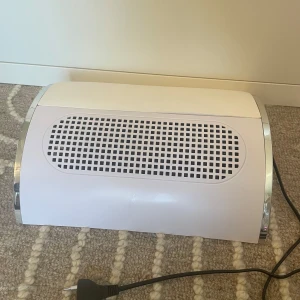 Utsug till naglar  - Jag säljer ett superfint, använt fåtal gånger nagel utsug från amazon. De gånger jag testat den, har den funkat superbra och gjort sitt jobb. Säljer den då den inte kommer till användning 💓