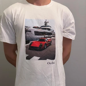 T-SHIRT BUNDLE - Säljer två vita T-shirts från, OCHI och VENZO! Både tröjor i storlek M! Går att köpa både två för 400, alternativt styckvis! 