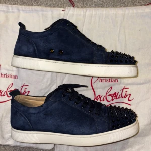 Mörkblå Christian Louboutin - mörkblå mocka Christian Louboutin storlek 43 men skorna är lite större i storleken så passar 44 bra! skicket är väldigt bra, använda fåtal gånger Sjävklart äkta! Kvitto kan bevisar vid eventuell köp!😊
