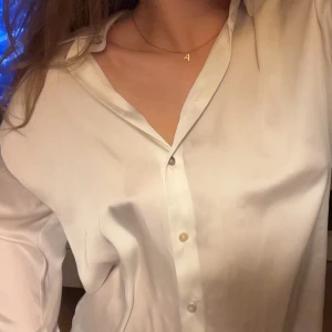 Sidenskjorta från Zara - Fin skjorta i siden i storlek Xs, lite längre i modellen🤍