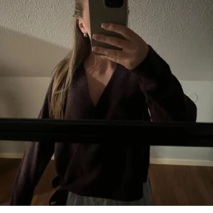 Vinröd omlottkofta  - Säljer en mysig vinröd omlottkofta från vero Moda. Perfekt skick prislapp kvar. Säljer pågrund av att jag fått dubbletter. Jättemysigt material. Pris kan diskuteras