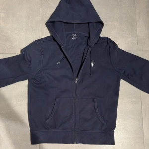 Ralph Lauren tröja  - Tjena! Säljer nu denna riktigt snygga Ralph lauren tröja i mörk blå! Storleke är M, ny pris 1699kr mitt pris 449kr pris kan såklart diskuteras! 