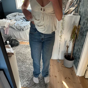 Blå jeans från Pull&Bear - Säljer ett par klassiska blå jeans med rak passform. De är höga i midjan. Hör av er vid intresse 🤗