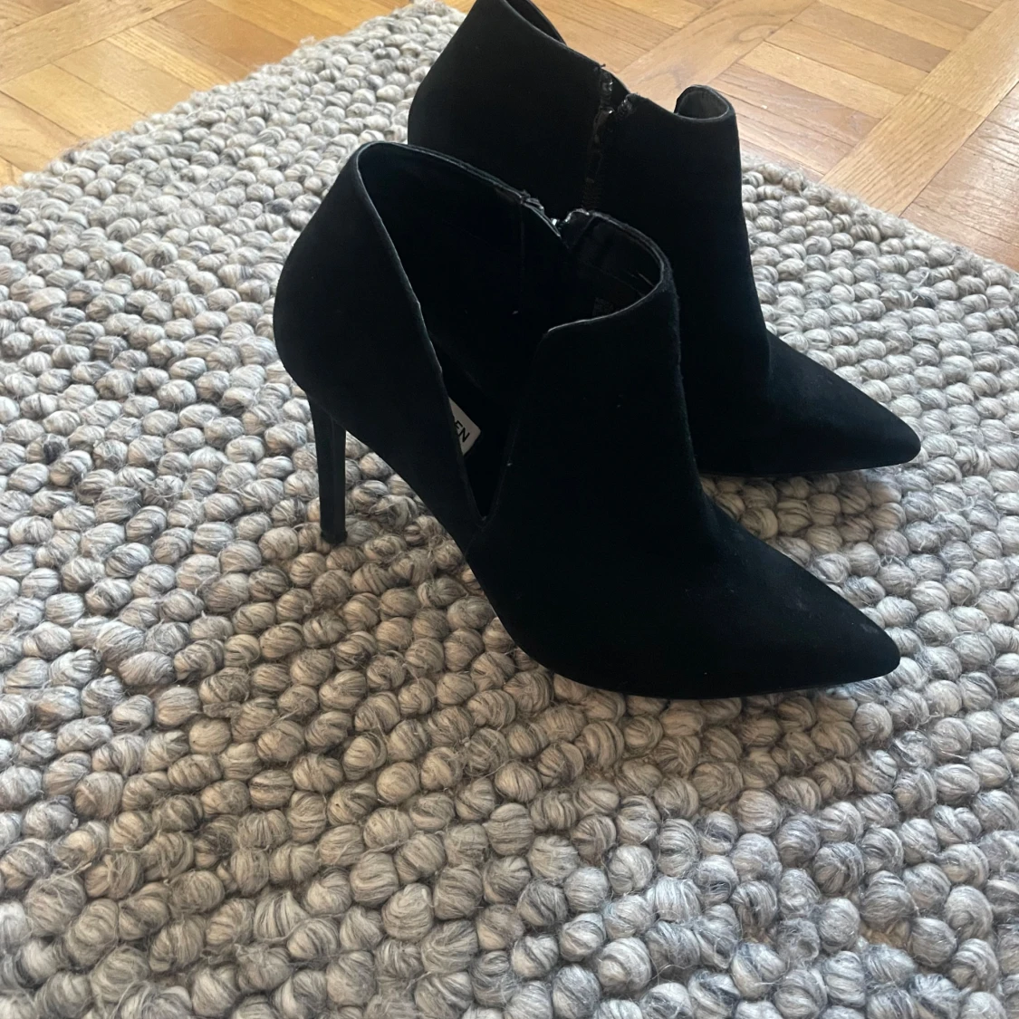 Svarta stövletter i mocka från Steve Madden