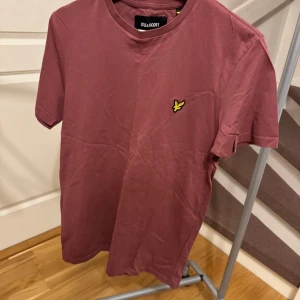 Vinröd t-shirt från Lyle & Scott - Säljer en snygg vinröd t-shirt från Lyle & Scott. Perfekt för en avslappnad stil. Skön och stilren design! Storlek: S Nypris: 300kr