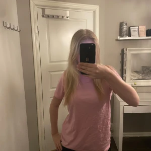 Rosa t-shirt - Intressekoll på en enkel och stilren rosa t-shirt. Perfekt för en basic dag! Passar bra till jeans eller shorts. 💞