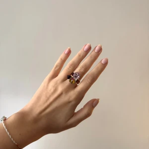 & other stories ring med stenar - Unik ring med stora, färgglada stenar i olika nyanser. Ringen har en guldig bas, metall är vanlig kvalitet. Säljer den då den är väldigt statement och inte min stil. Passar 1.8cm i diameter. 