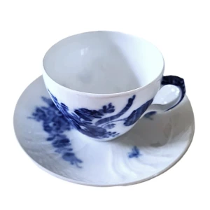 Kaffekopp porslin Blå Blomster nr 1549 1:a sortering Royal Copenhagen Danmark - Blå blomster kaffekopp 1549 från Royal Copenhagen. Koppens höjd 6 cm, ø 7,5 cm. 1:a sortering!  Drick kaffet kungligt i koppar från Kunglig Dansk.  Design: Arnold Krog  Blå Blomster är helt målad för hand. Porslinsmålaren har den konstnärliga friheten att sätta ihop buketten som han eller hon önskar. Därför är varje pjäs unik - du kommer aldrig hitta två som är exakt likadana.  Skick: mycket fint skick, obefintliga bruksspår.