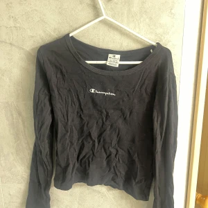 Svart långärmad tröja från Champion - Säljer en svart långärmad tröja från Champion med deras logga broderad på bröstet. Liten i storlek. 