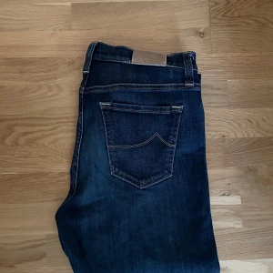  Jacob Cohen - Säljer dessa riktigt snygga Jacob Cohen jeans i storlek 30/32 slim fit Bra skick knappt använda skulle säga 9/10 i skick hör av er vid frågor eller funderingar