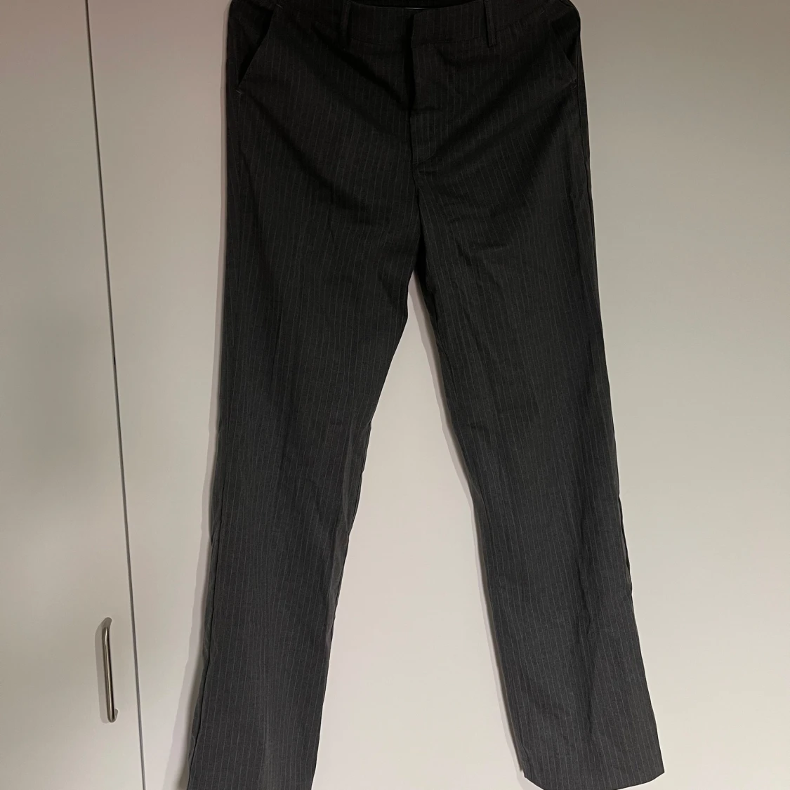 Grå randiga kostymbyxor från Madlady