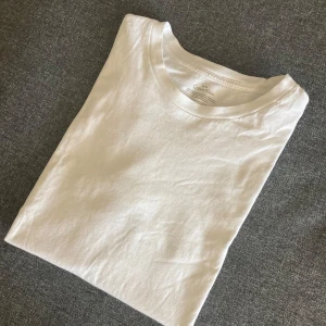 Calvin Klein Tee - Snygg och fräsch Klein t shirt, inga hål eller defekts och otroligt skön till sommaren. Skriv om funderingar eller för fler bilder!