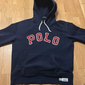 Ralph lauren hoodie - Säljer en ovanlig och sjukt snygg mörkblå hoodie från Polo Ralph Lauren. Den är i storlek M men passar även dig i storlek S. Inga defekter.                                                Hör av dig vid frågor👍🏻                                                                                       Kan gå ner i pris vid snabb affär!!!