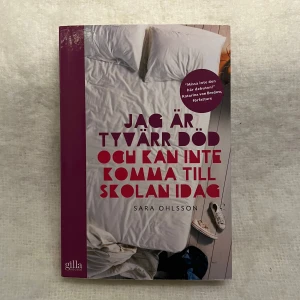 Jag är tyvärr död och kan inte komma till skolan idag - Boken 'Jag är tyvärr död och kan inte komma till skolan idag' av Sara Ohlsson handlar om att navigera tonårslivet med humor och allvar. Perfekt för dig som gillar ungdomsromaner med djup och insikt. 📚