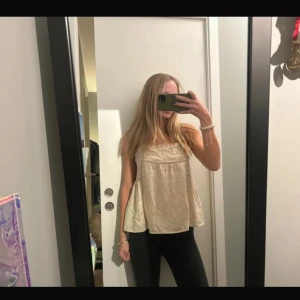 Beige linnetopp från Zara - Säljer en söt beige linnetopp från Zara. Passar jätte bra till sommaren💛