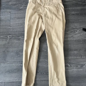 Dickies byxor - Jag säljer ett par dickies byxor i mycket bra skick. Älskade dessa men har tyvärr växt ur de. Storleken ser du på sista bilden.(W30L32)