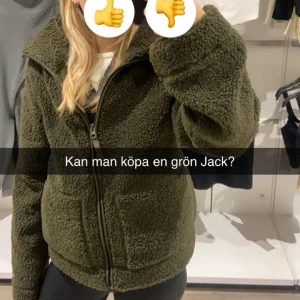 Grön Teddyjacka ifrån hm! - Super snygg grön jacka ifrån hm som trendar just nu! Jätte skön men lite förs stor i därav säljes! Skriv vid intresse så kan vi ta det därifrån!